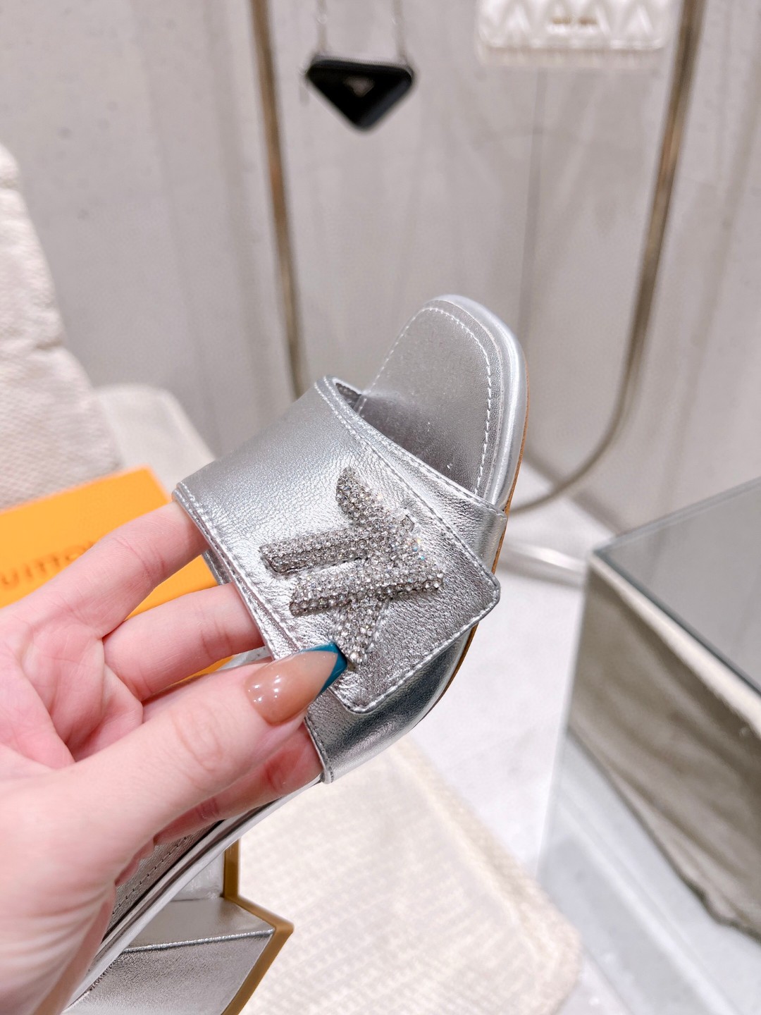 L0vis Vvtt0n Shake Mule Silver For Women 1AB2P1