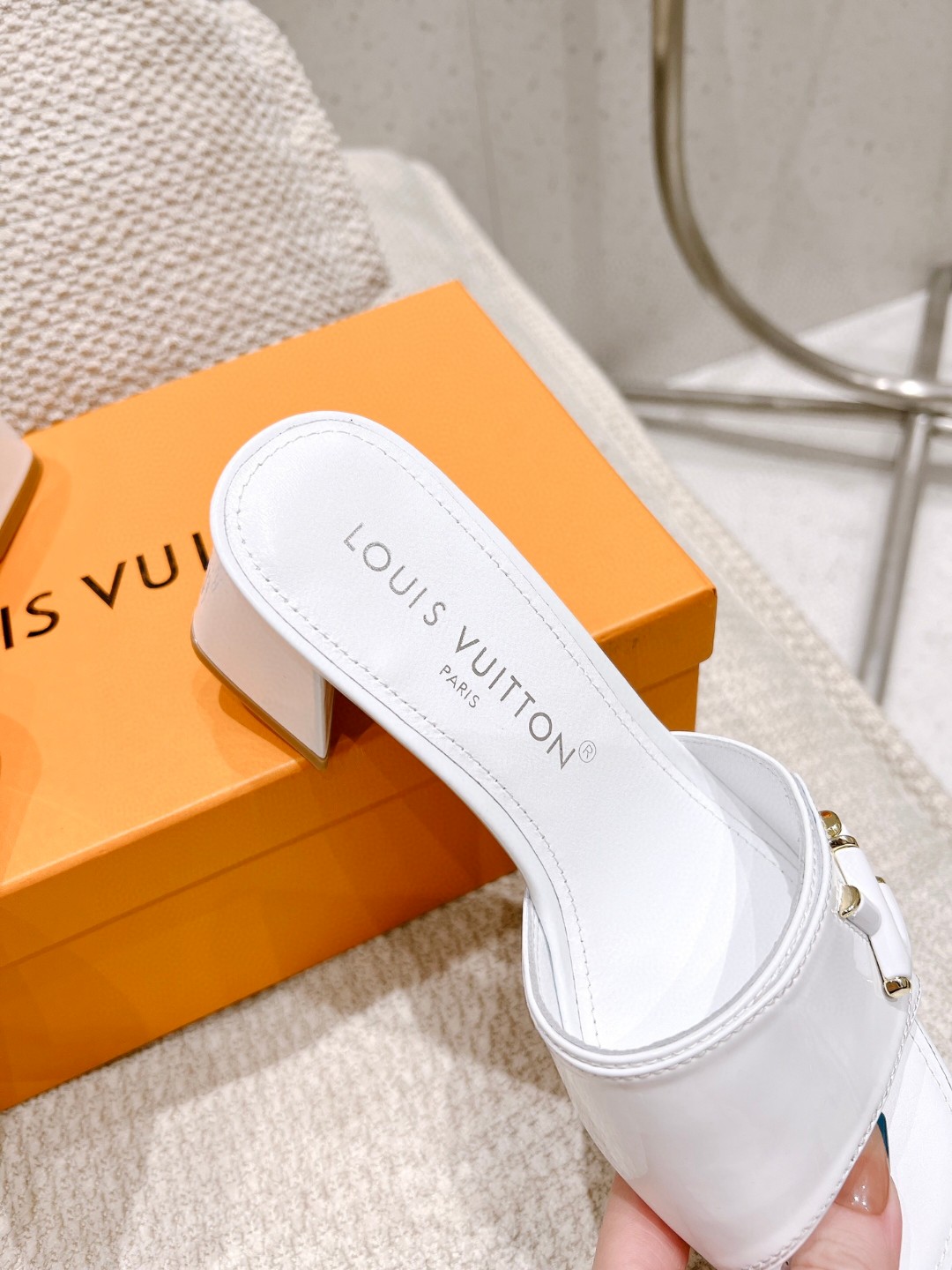 L0vis Vvtt0n Shake Mule White For Women