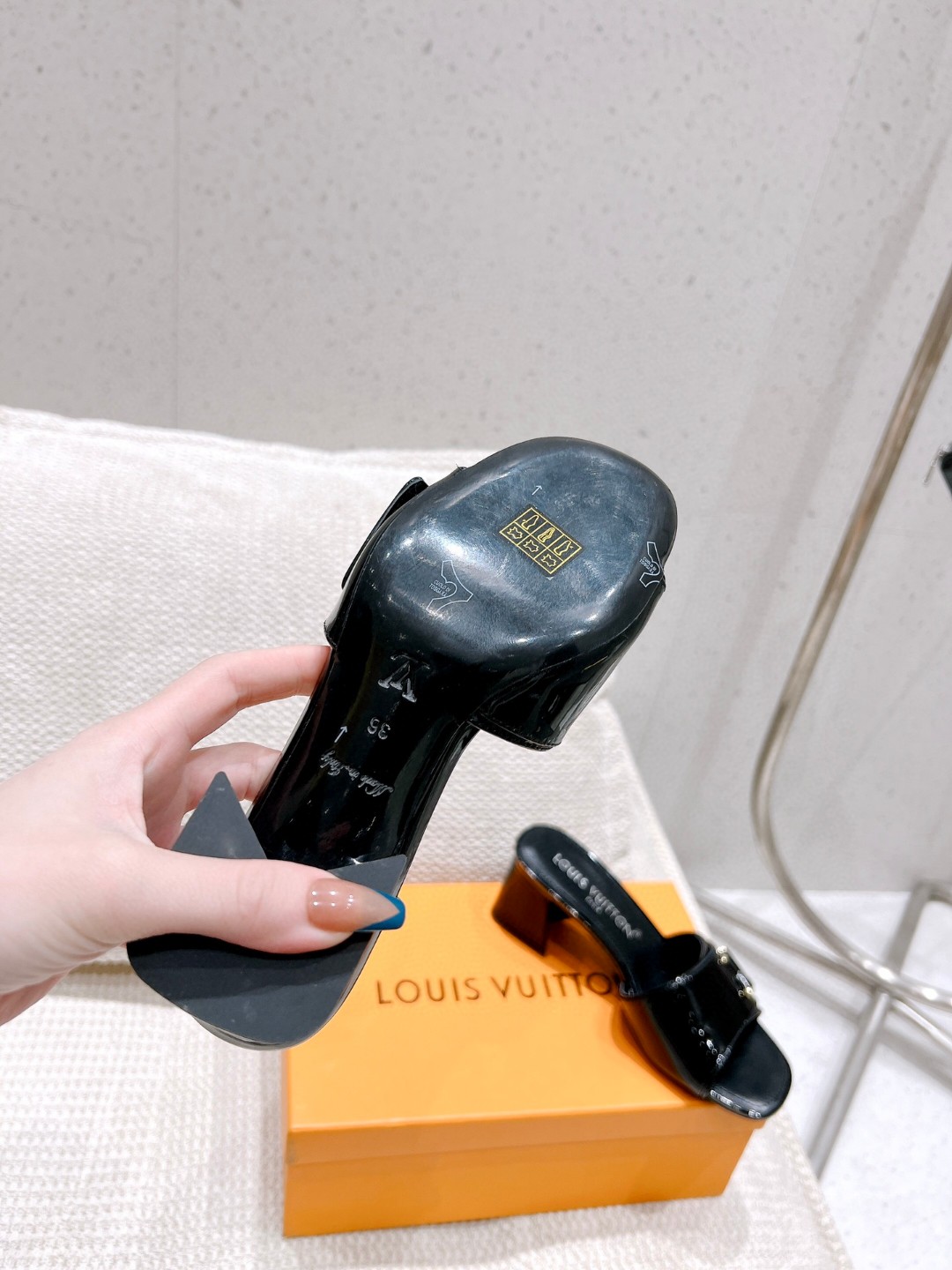 L0vis Vvtt0n Shake Mule Black For Women