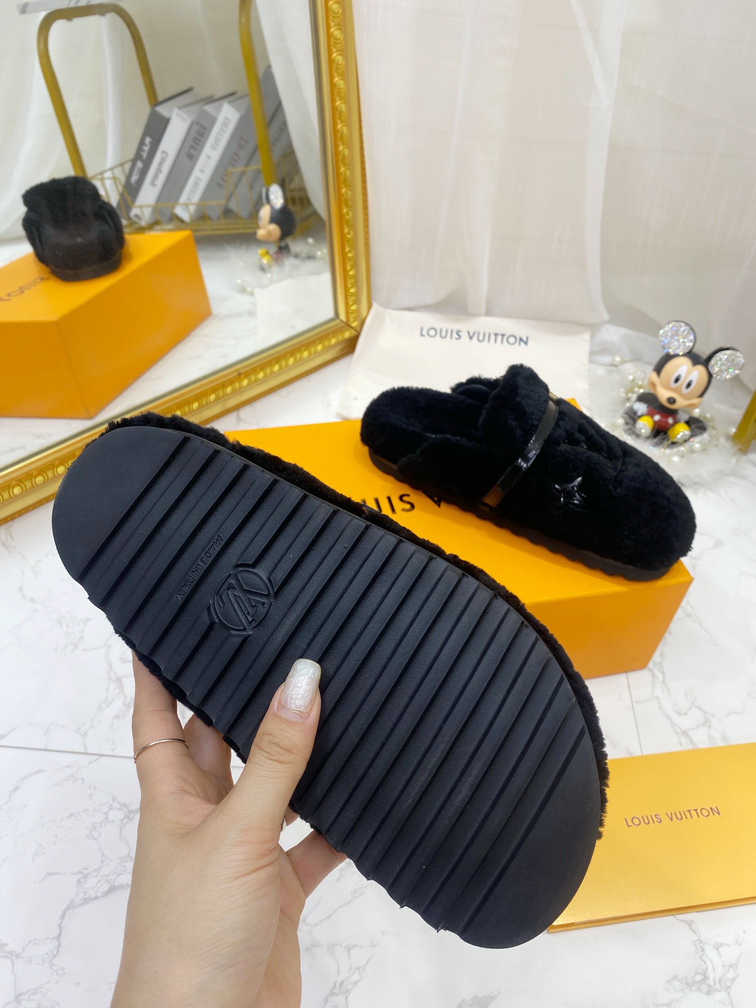 L0vis Vvtt0n Women’s Winterbreak Flat Comfort Mule Dark Blue For Women LV