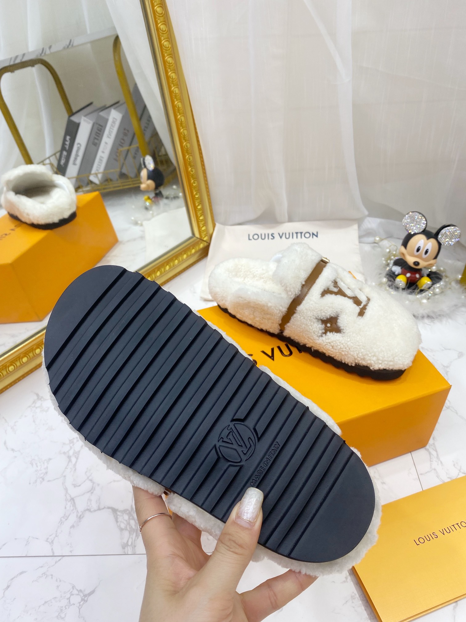 L0vis Vvtt0n Women’s Winterbreak Flat Comfort Mule White For Women LV