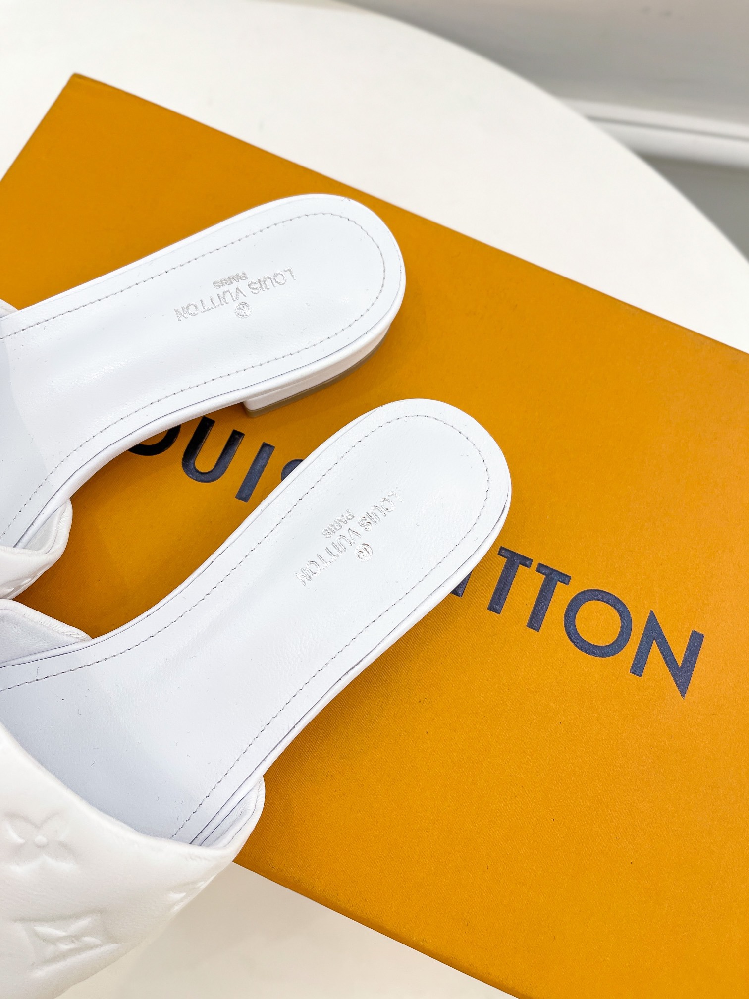 L0vis Vvtt0n Women’s Revival Flat Mule White For Women LV 1A9P4P