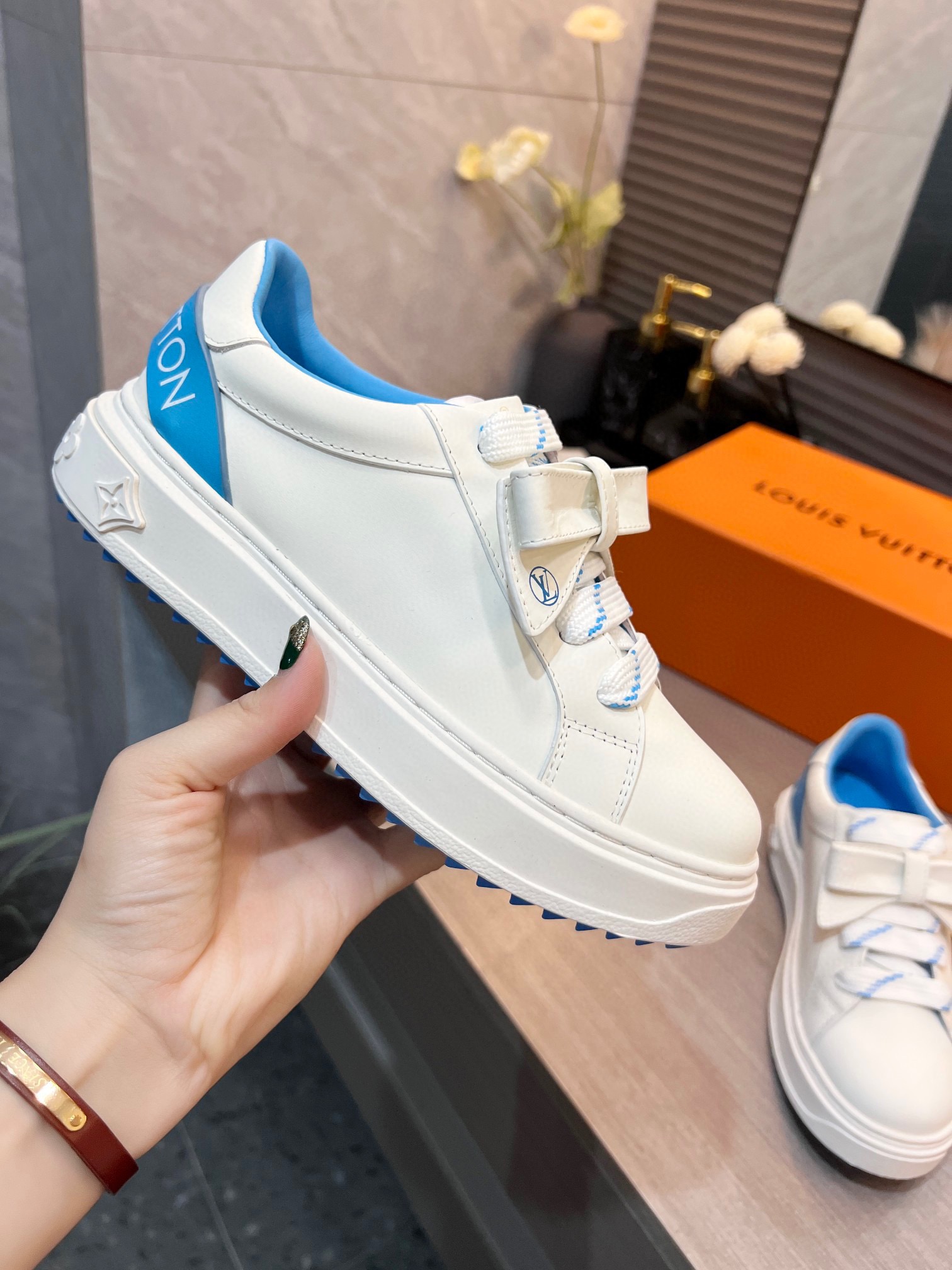 L0vis Vvtt0n Women’s Time Out Sneaker Blue For Women LV