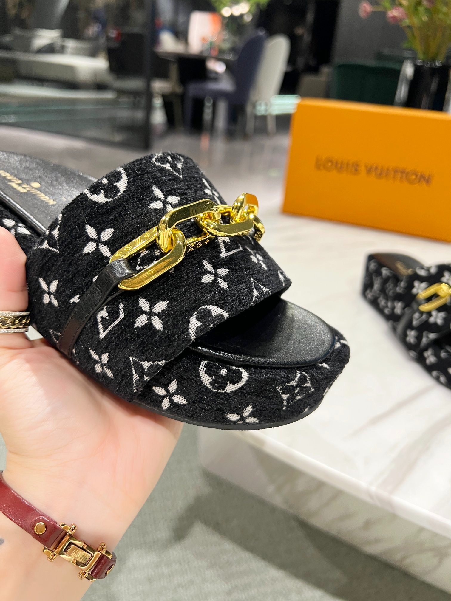 L0vis Vvtt0n Jumbo Flatform Mule Black For Women LV