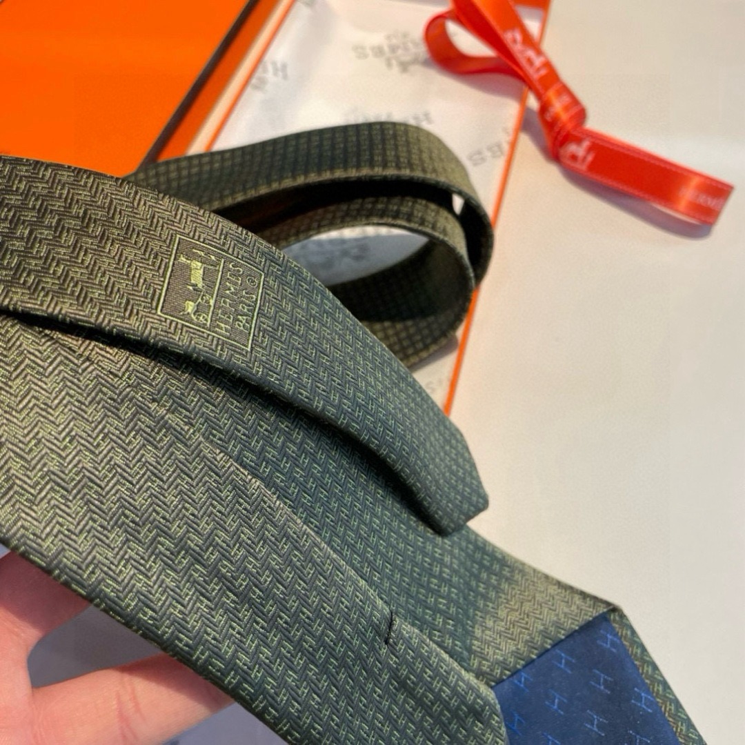 H**me5 Elegent Green Silk Tie For Men