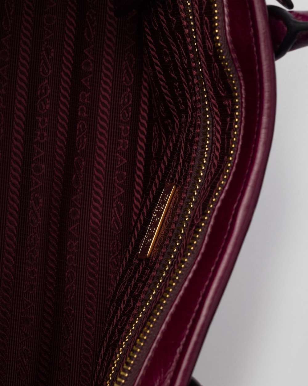 [True-to-ORIGINAL] Pra*a Bonnie Medium Shoulder Bag Burgundy 32cm/13in – 1BA426_2CYR_F0LV7_V_MOO