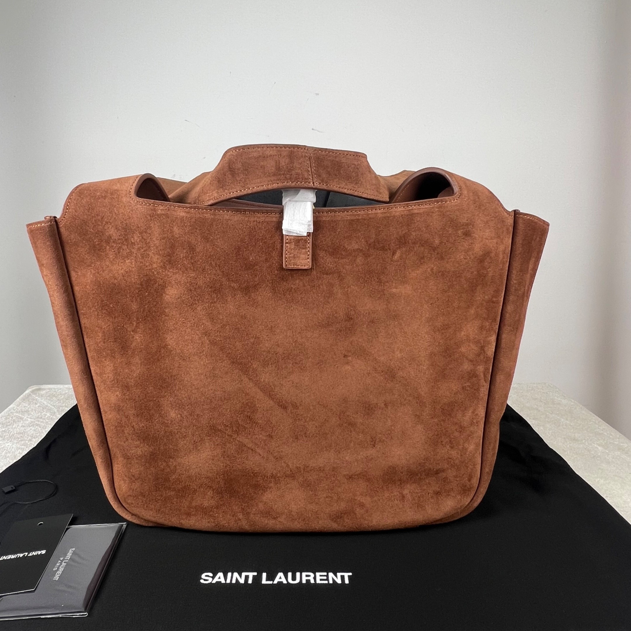 [True-to-ORIGINAL] Sa1nt Lau*nt LE 5 À 7 Bea In Suede Caramel Cognac For Women 50cm/19.7in 763435008IW2885