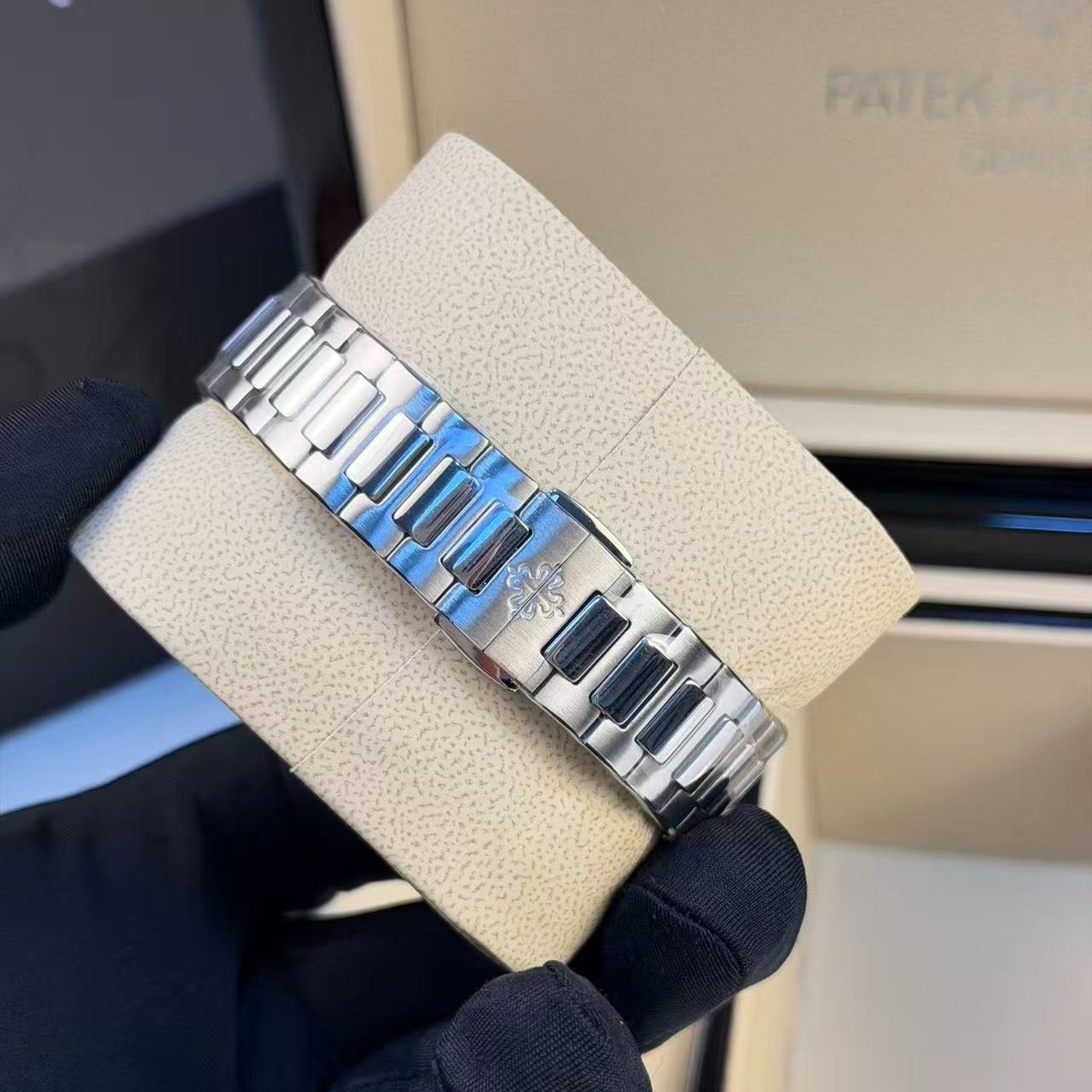 Pat*k Phi1i*pe Nautilus Watch Silver Toned White Dial 35mm For Men