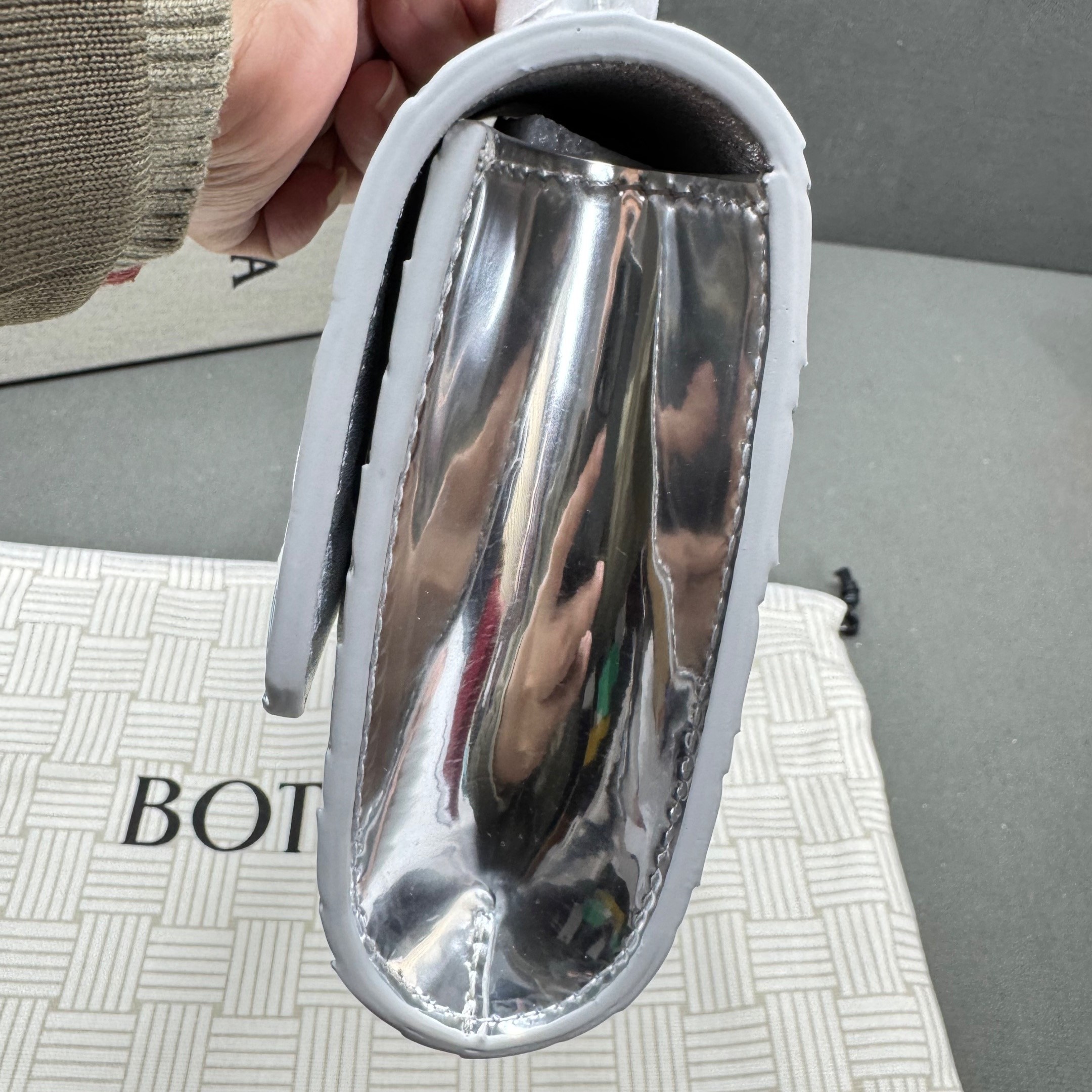 B0tt*ga Ven*ta Andiamo Clutch 12.2in/ 31cm Silver Metallic Silver Hardware For Women