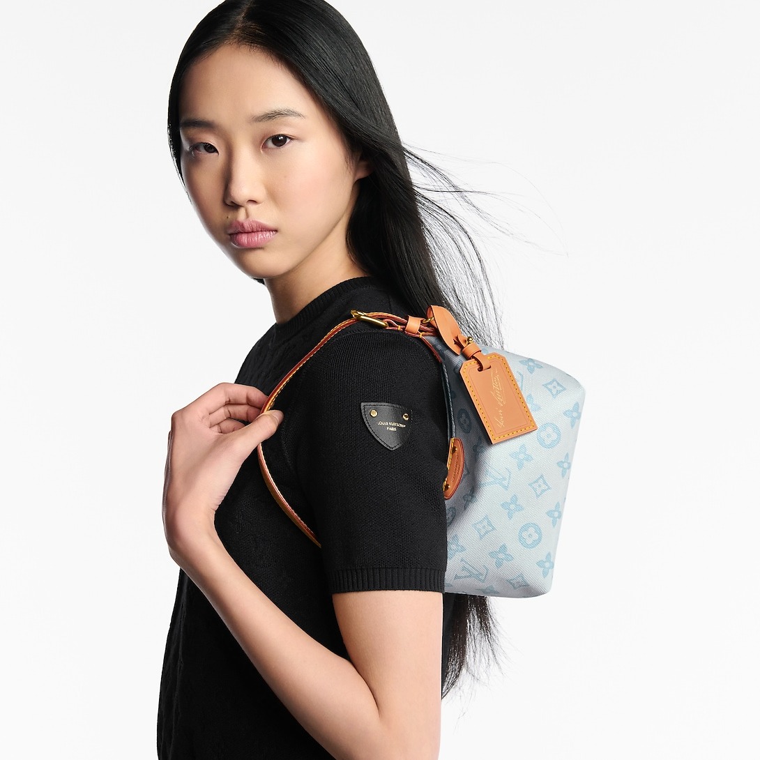 L0vis Vvtt0n Pochette Hills Shoulder Bag 7.3in/ 18.5cm Monogram Origine Bleu Courrier Gold Hardware For Women M28250