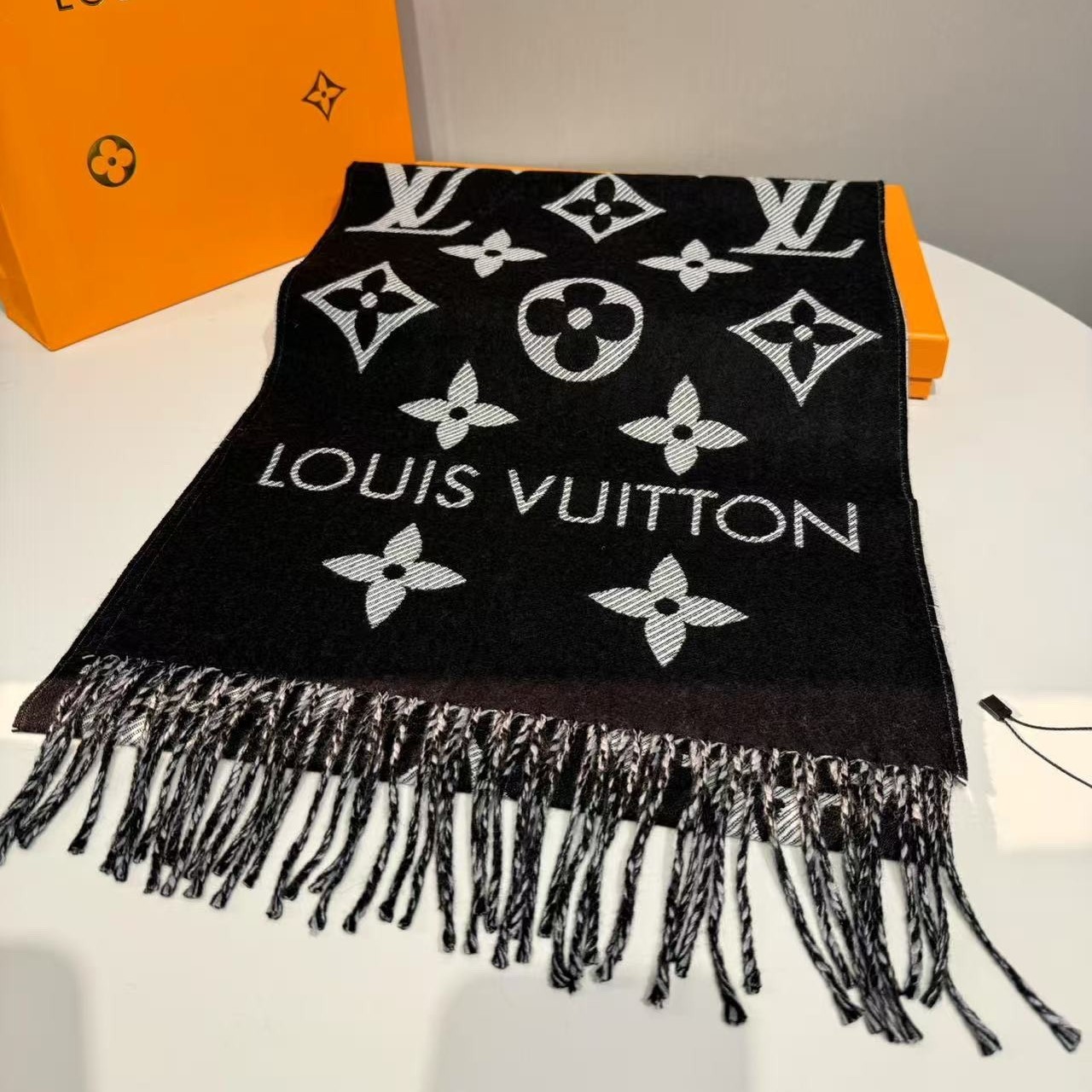 L0vis Vvtt0n LV Essential Scarf Black For Women