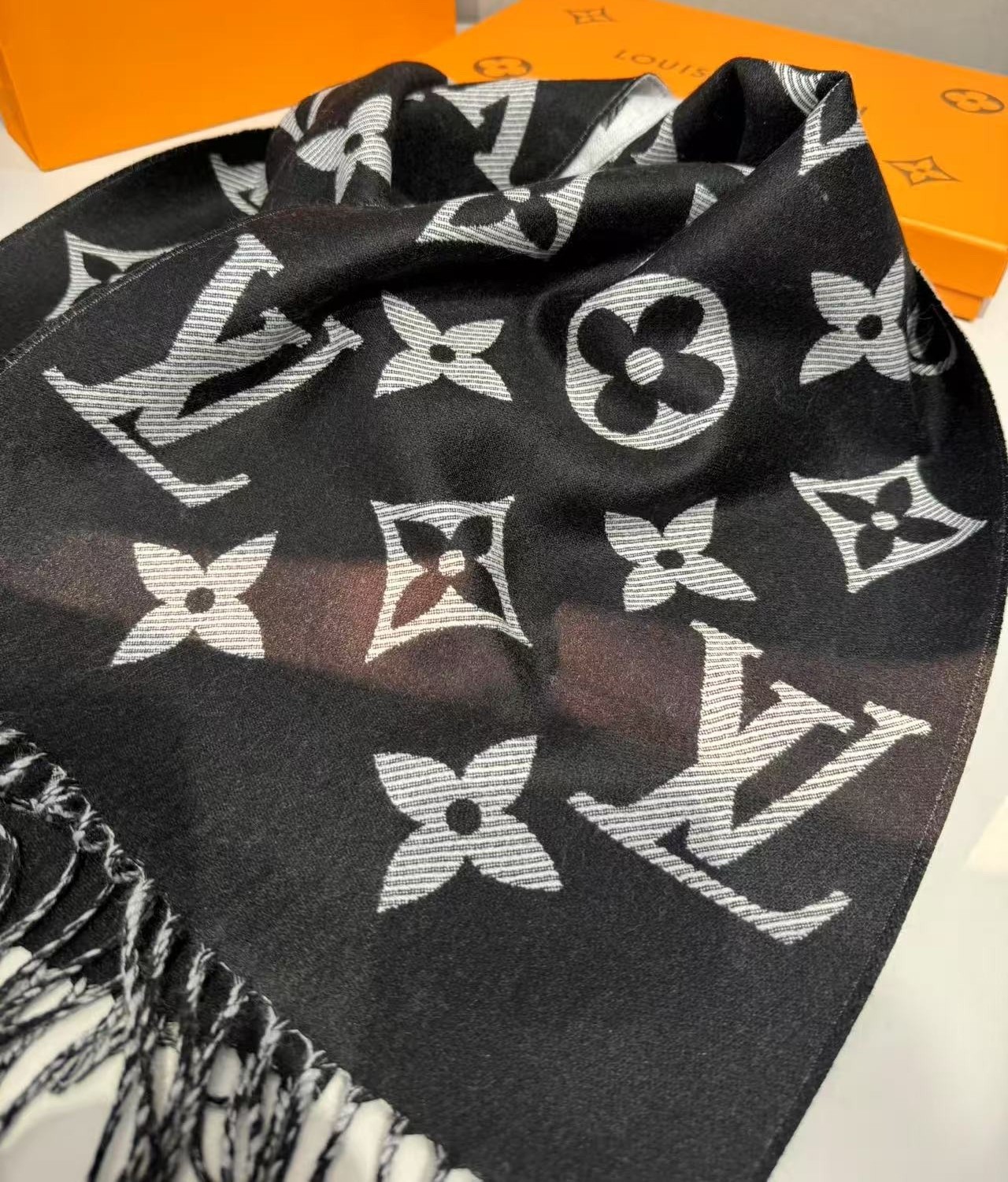 L0vis Vvtt0n LV Essential Scarf Black For Women