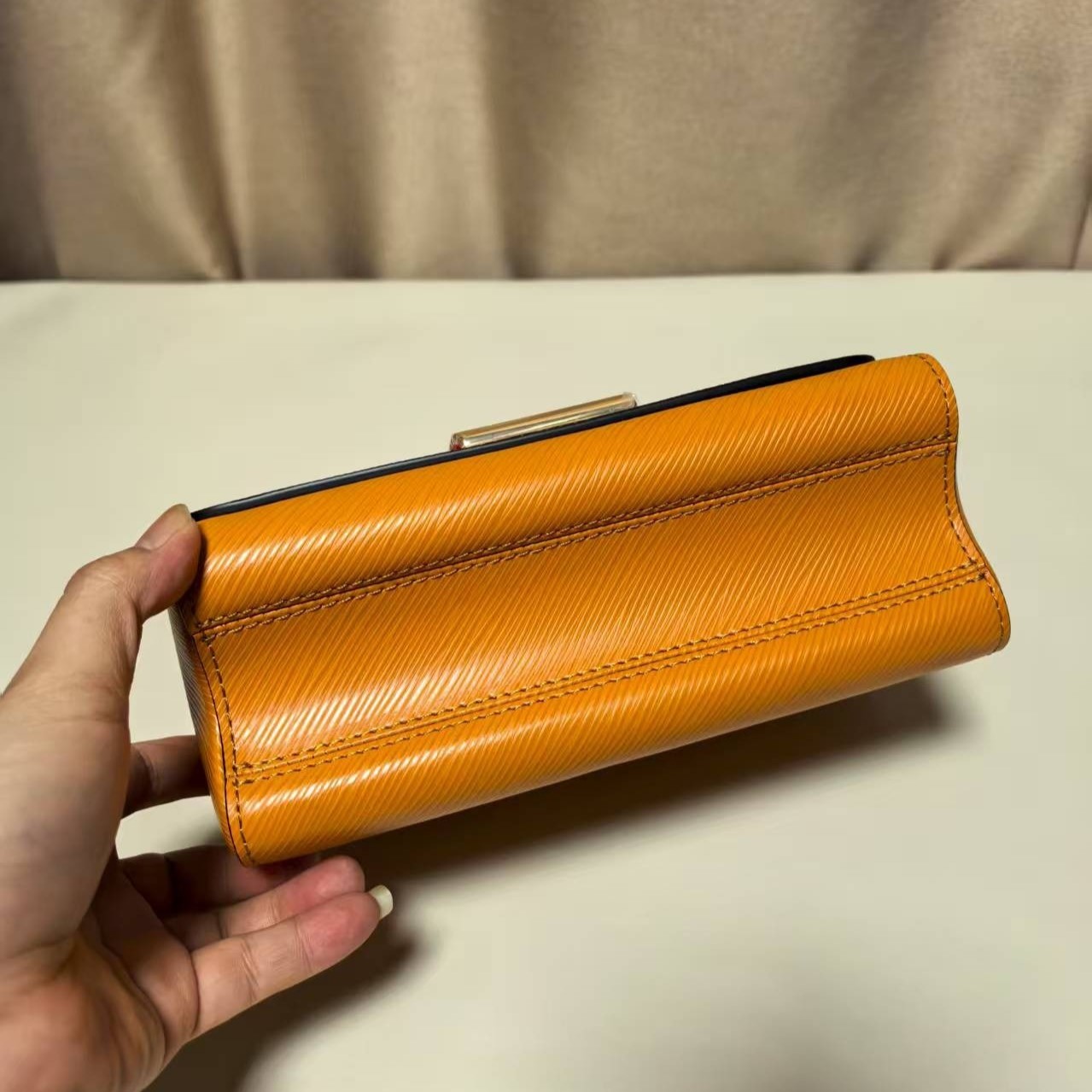 L0vis Vvtt0n Twist MM Epi Gold Miel Brown For Women, Women’s Bags, Shoulder And Crossbody Bags 9.1in/23cm LV M59686