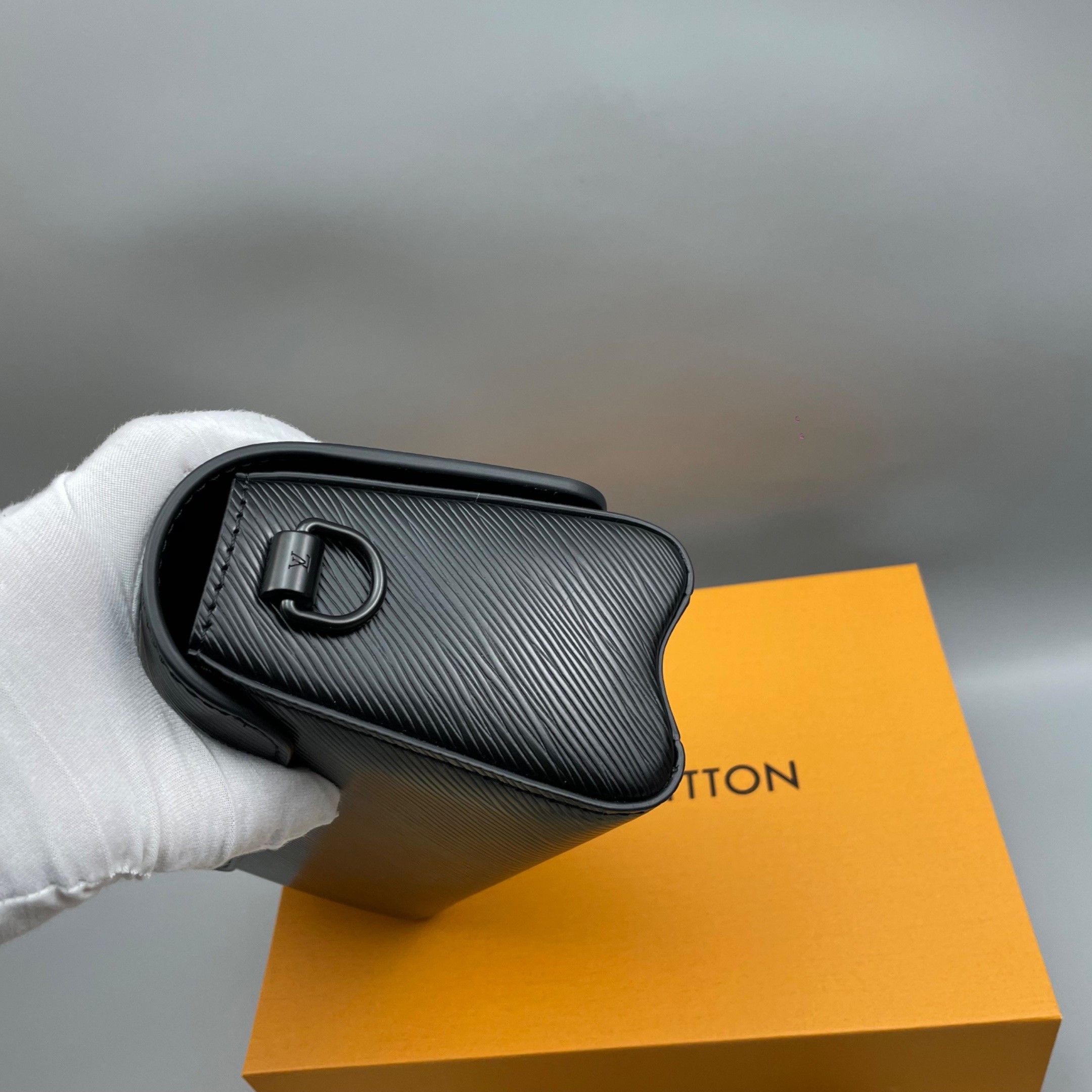 L0vis Vvtt0n Twist West Black For Women 24cm/9.3in – M25336