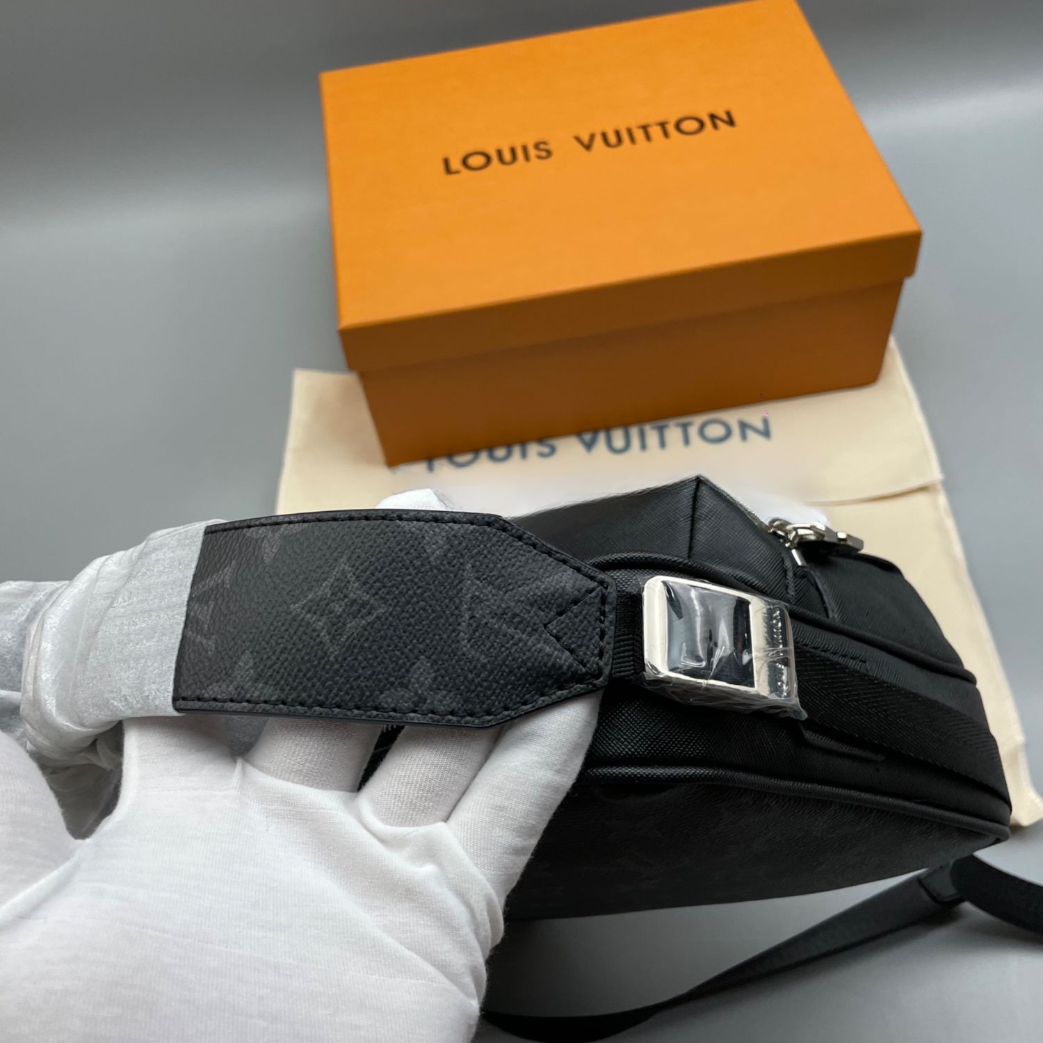 L0vis Vvtt0n Outdoor Messenger Bag Black For Men 26cm / 10.2in M30233