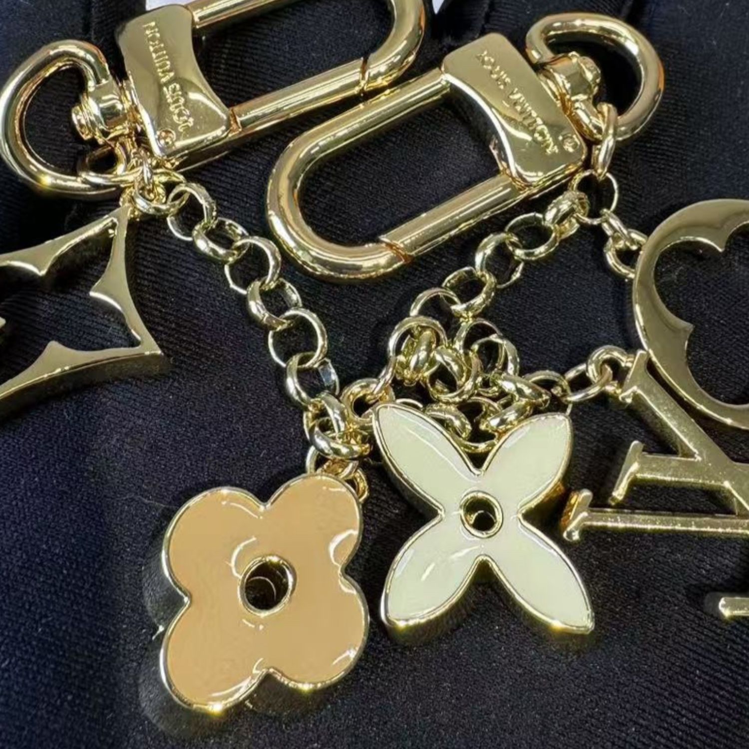 L0vis Vvtt0n Fleur de Monogram Bag Charm Chain For Women M01413