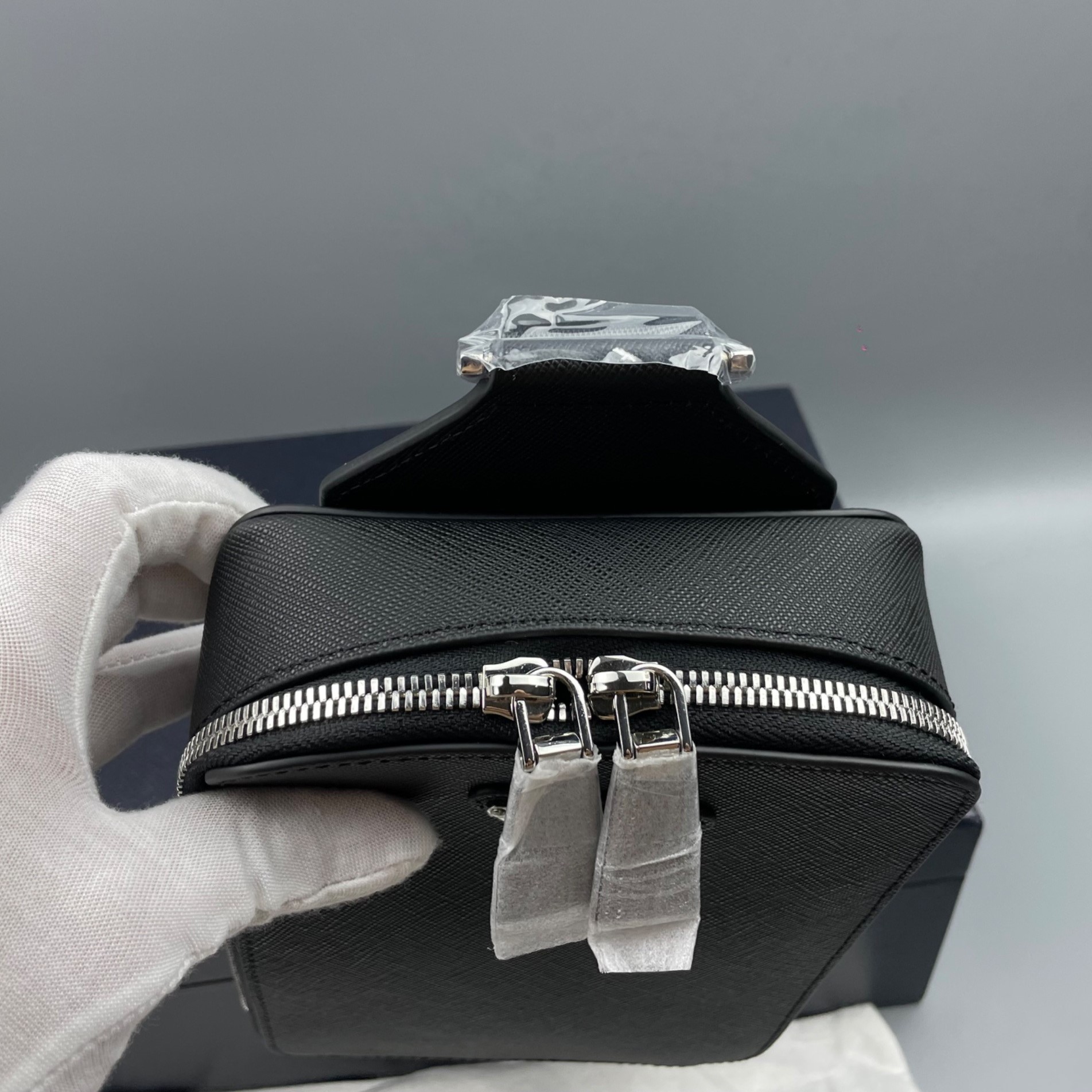 [True-to-ORIGINAL] Pra*a Leather Shoulder Bag Black For Men 5.5in/14cm 2VZ106_9Z2_F0002_V_OOO