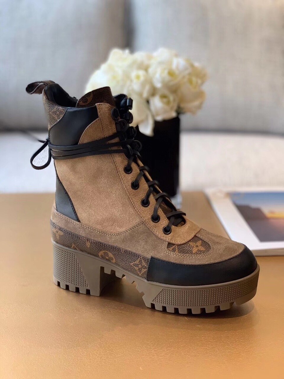 L0vis Vvtt0n Laureate Desert Boots Patent Monogram Material Brown For Women LV 1A4XYE