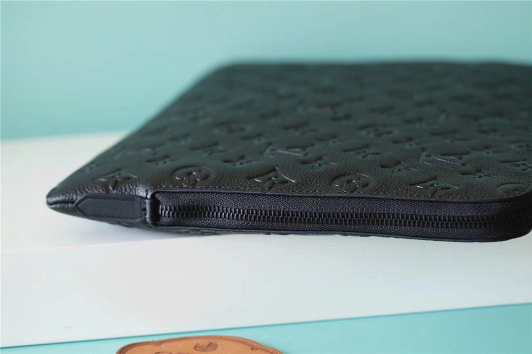 L0vis Vvtt0n MM Etui De Voyage Taurillon Monogram For Men, Men’s Wallet 13.4in/34cm LV