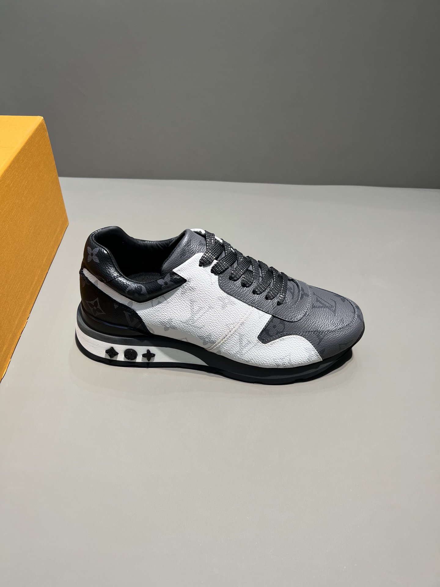 L0vis Vvtt0n Run Away Sneaker Monogram Canvas Black/White/Grey For Men LV