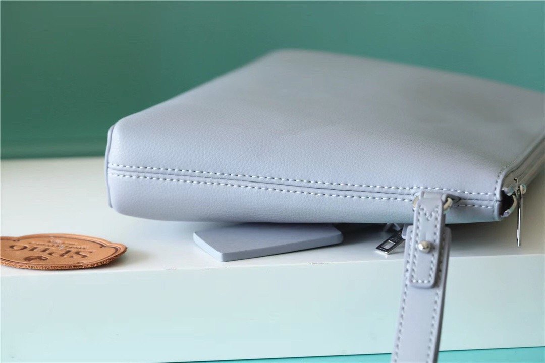 L0vis Vvtt0n Pochette Ipad Grey Aerogram For Men, Men’s Wallet 30cm LV M81029