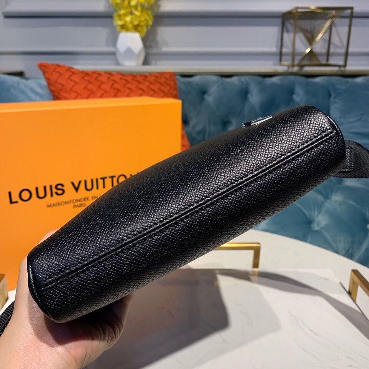 L0vis Vvtt0n Alex Messenger BB Taiga Black For Men, Men’s Bags, Shoulder And Crossbody Bags 9.8in/25cm LV M30265