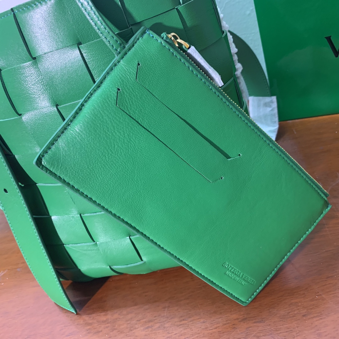 B0tt*ga Ven*ta Shoulder Bag Nappa Green, For Women, Women’s Bags 12.9in/33cm