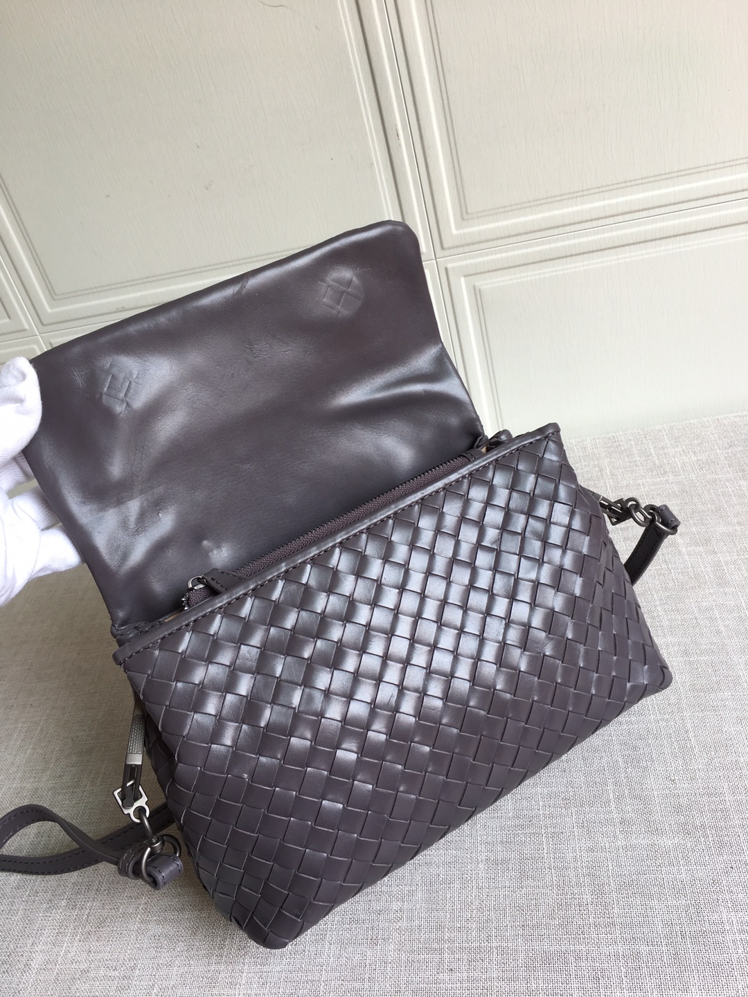 B0tt*ga Ven*ta Classic Intrecciato Dark Brown, For Women, Women’s Bags 8.9in/22.5cm