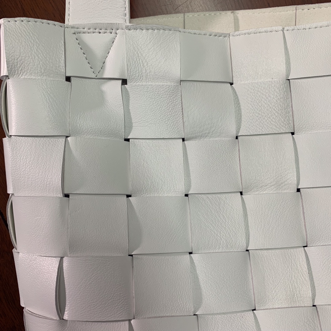 B0tt*ga Ven*ta Shoulder Bag Nappa White, For Women, Women’s Bags 12.9in/33cm