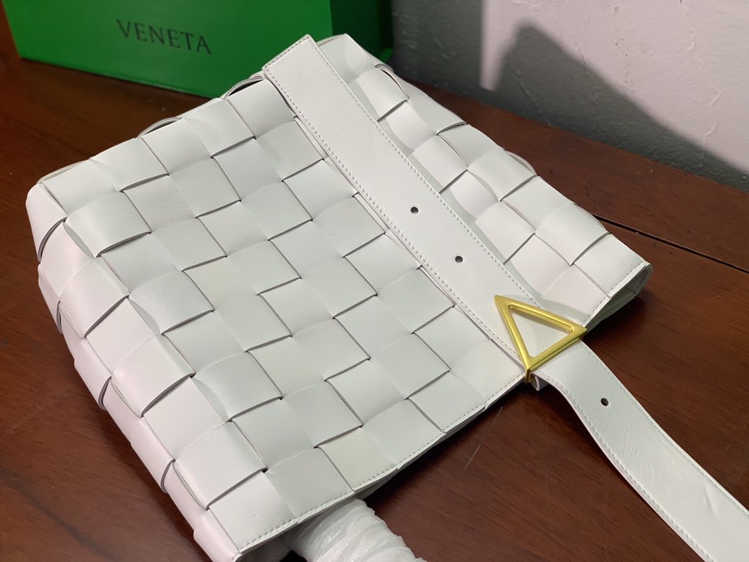 B0tt*ga Ven*ta Shoulder Bag Nappa White, For Women, Women’s Bags 12.9in/33cm