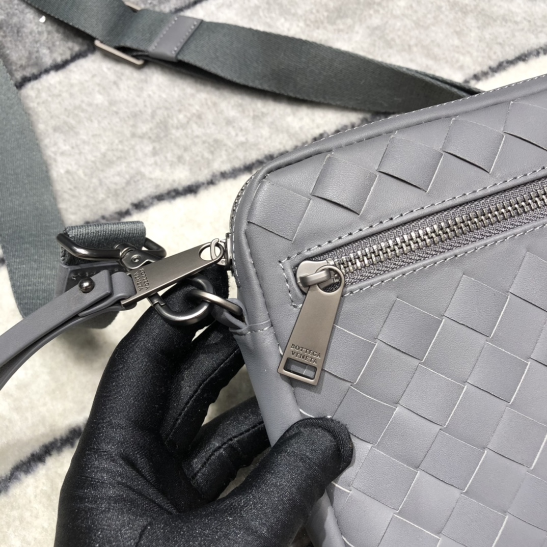 B0tt*ga Ven*ta Classic Intrecciato Gray, For Women, Women’s Bags 9.6in/24.5cm