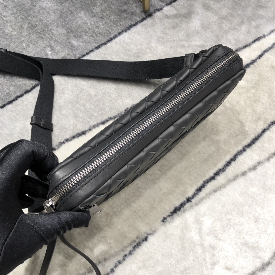 B0tt*ga Ven*ta Classic Intrecciato Black, For Women, Women’s Bags 9.6in/24.5cm