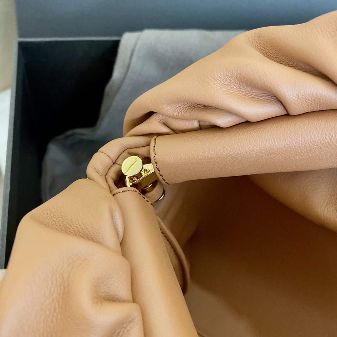 B0tt*ga Ven*ta Chain Pouch Light Orange, For Women, Women’s Bags 12.2in/31cm