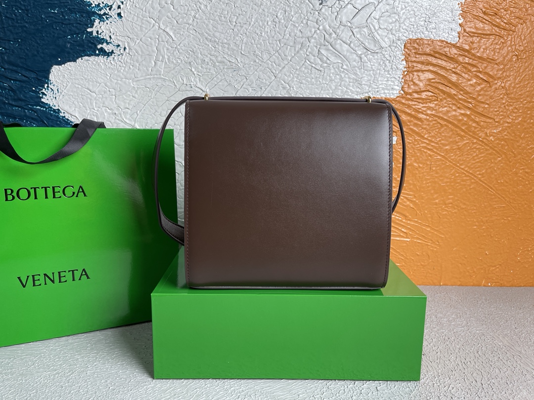 B0tt*ga Ven*ta Clip Bag Brown, For Women, Women’s Bags 9in/23cm