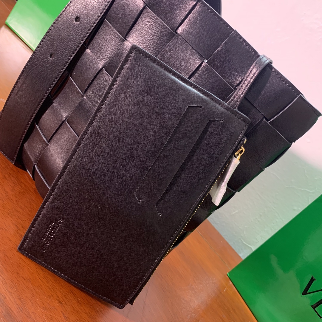 B0tt*ga Ven*ta Shoulder Bag Nappa Black, For Women, Women’s Bags 12.9in/33cm