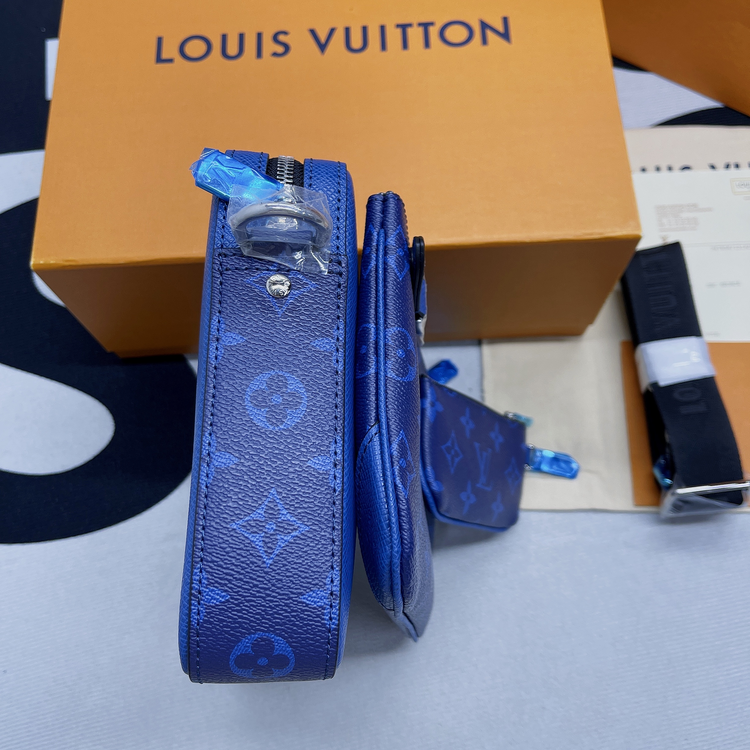 L0vis Vvtt0n Trio Messenger Monogram Canvas And Taiga Cobalt Blue For Men, Men’s Bags, Shoulder And Crossbody Bags 9.5in/25cm LV M30848