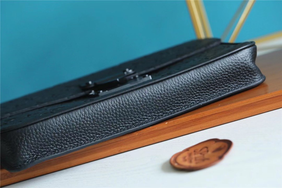 L0vis Vvtt0n S Lock A4 Pouch Taurillon Black For Men, Men’s Bags, Shoulder And Crossbody Bags 10.6in/27cm LV M80582