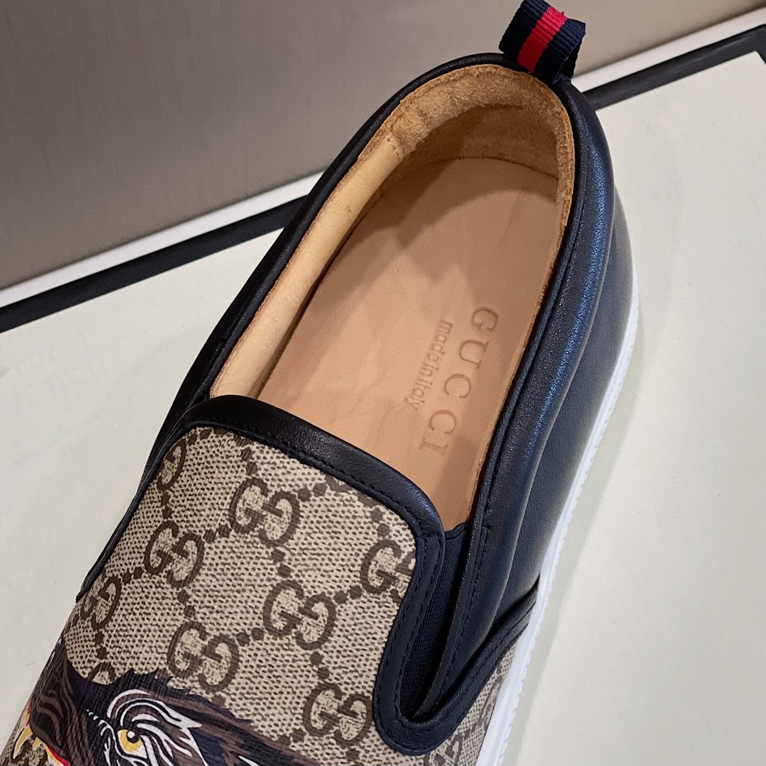 Gvc*1 Men’s GG Svp*me Slip-On With Wolf Printed Black And Gray For Men 497105 9JB10 8960