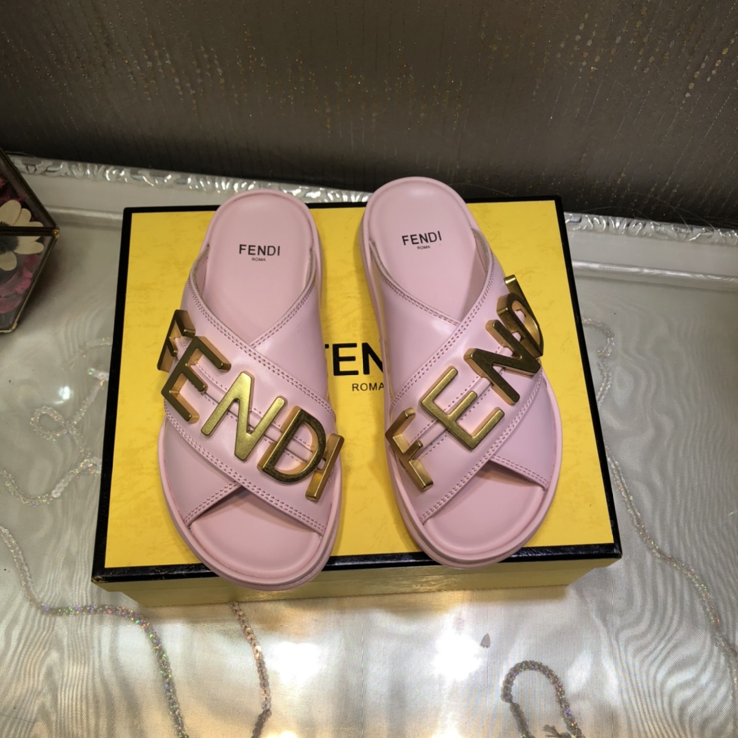 F**di F**digraphy Pink Slides For Women 8X8289AI1RF1H1M