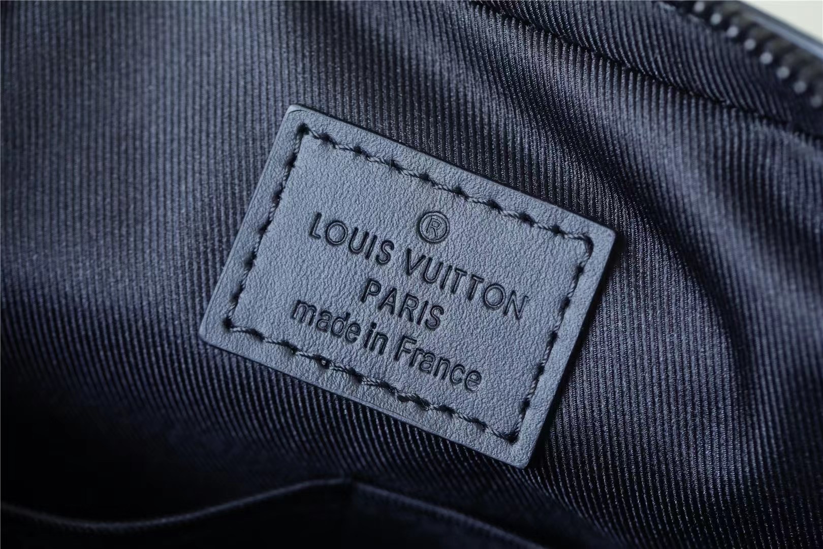 L0vis Vvtt0n Trio Messenger Damier Spray Blue For Men, Men’s Bags, Shoulder And Crossbody Bags 9.5in/25cm LV