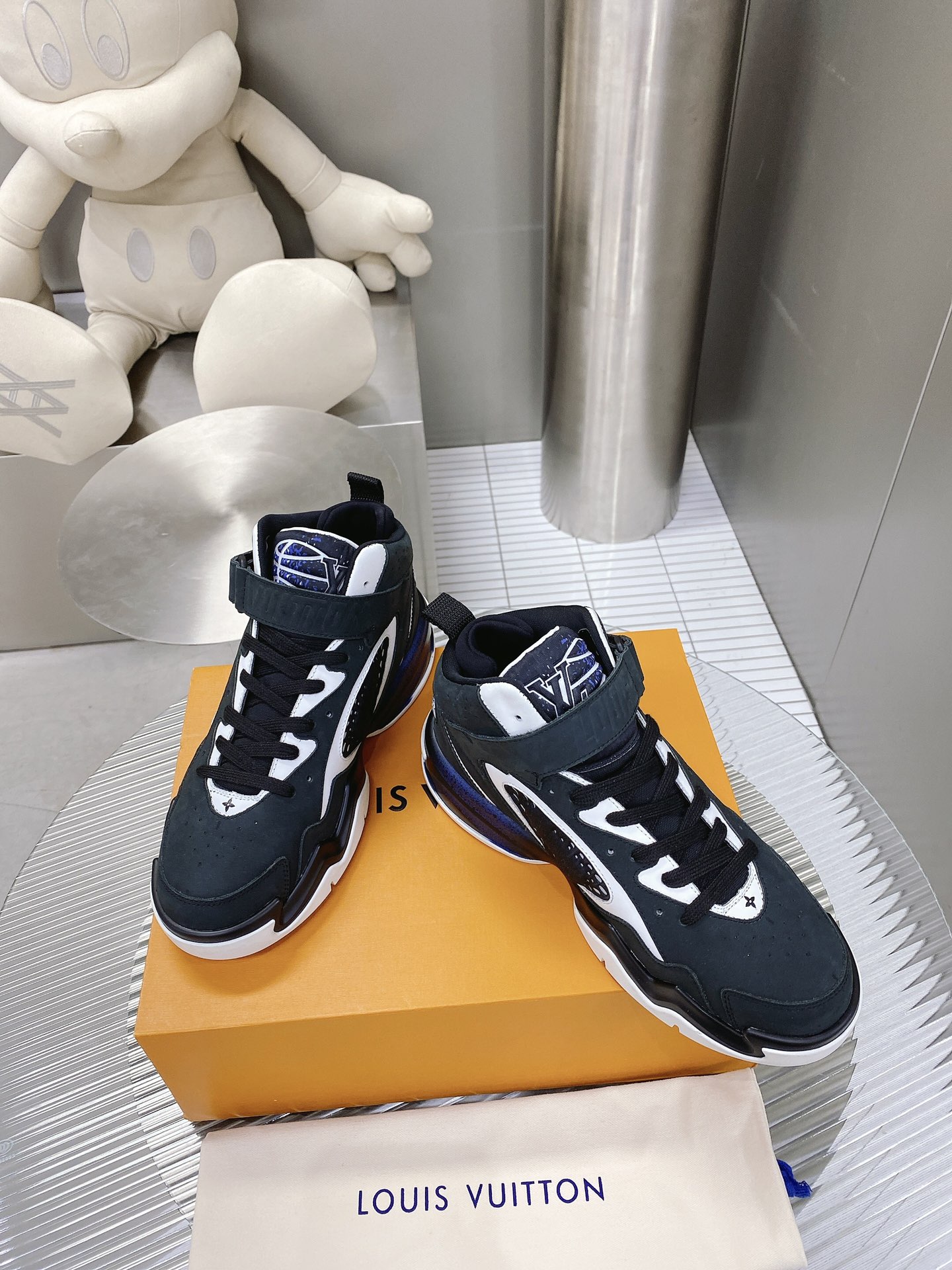 L0vis Vvtt0n Women’s Sneaker LV Trainer 2 Black For Women LV