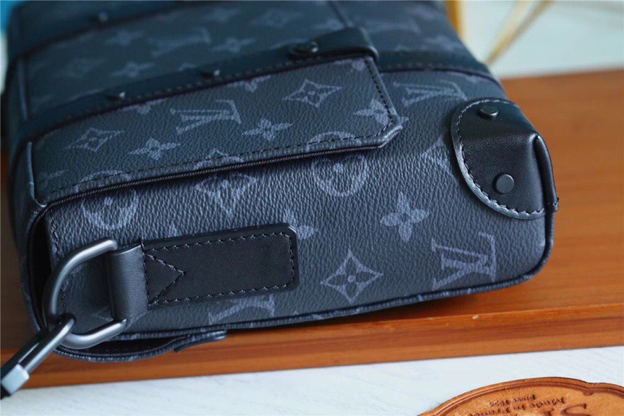 L0vis Vvtt0n Trunk Messenger Monogram Eclipse For Men, Men’s Bags, Shoulder And Crossbody Bags 9.4in/24cm LV M45727