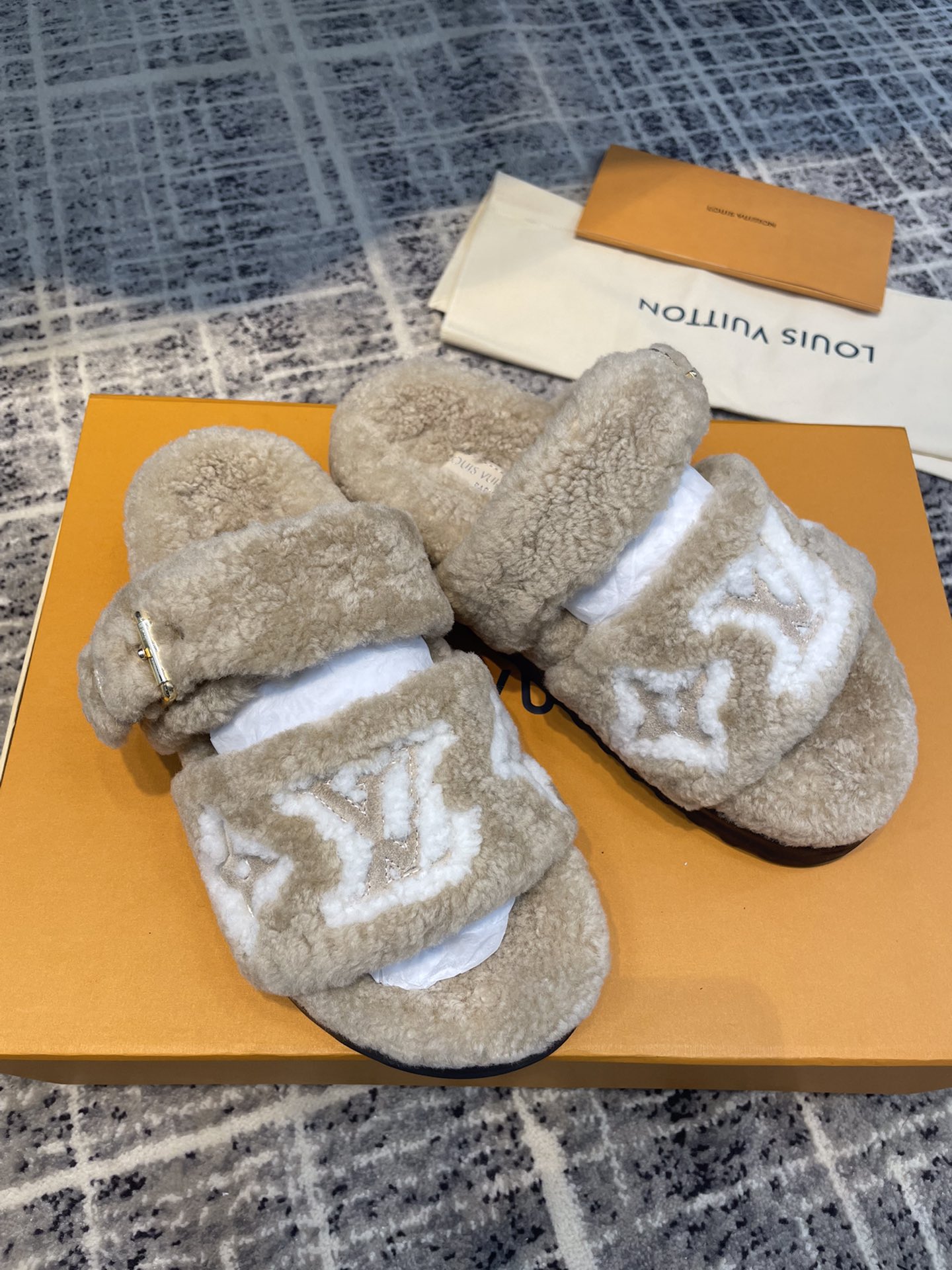 L0vis Vvtt0n Women’s Paseo Flat Comfort Mule Beige For Women LV