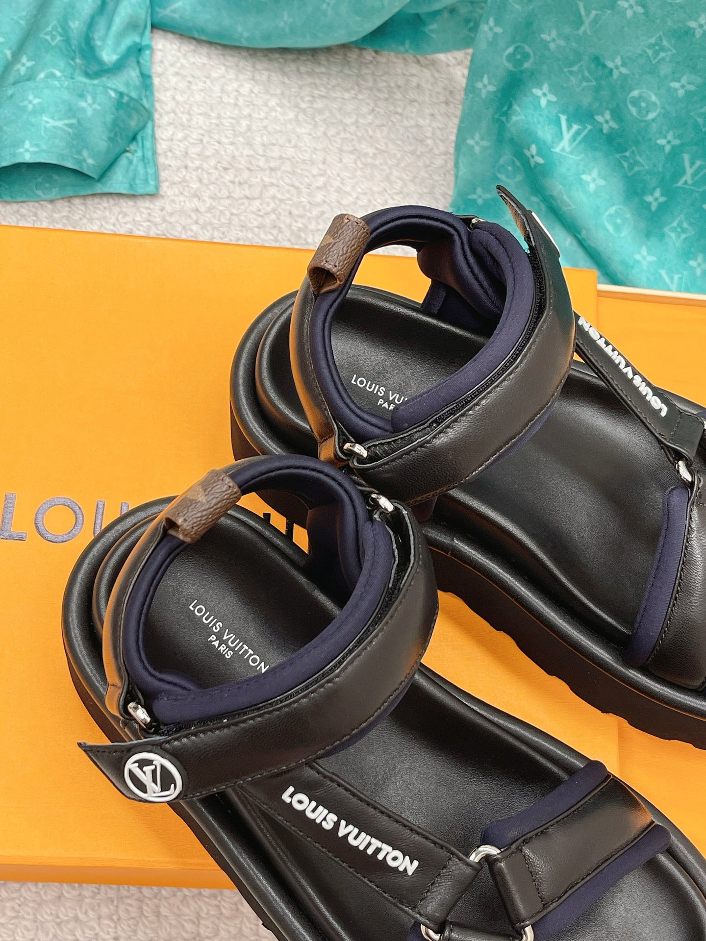 L0vis Vvtt0n Women’s Pool Pillow Flatform Comfort Sandal Black For Women LV 1AABR3