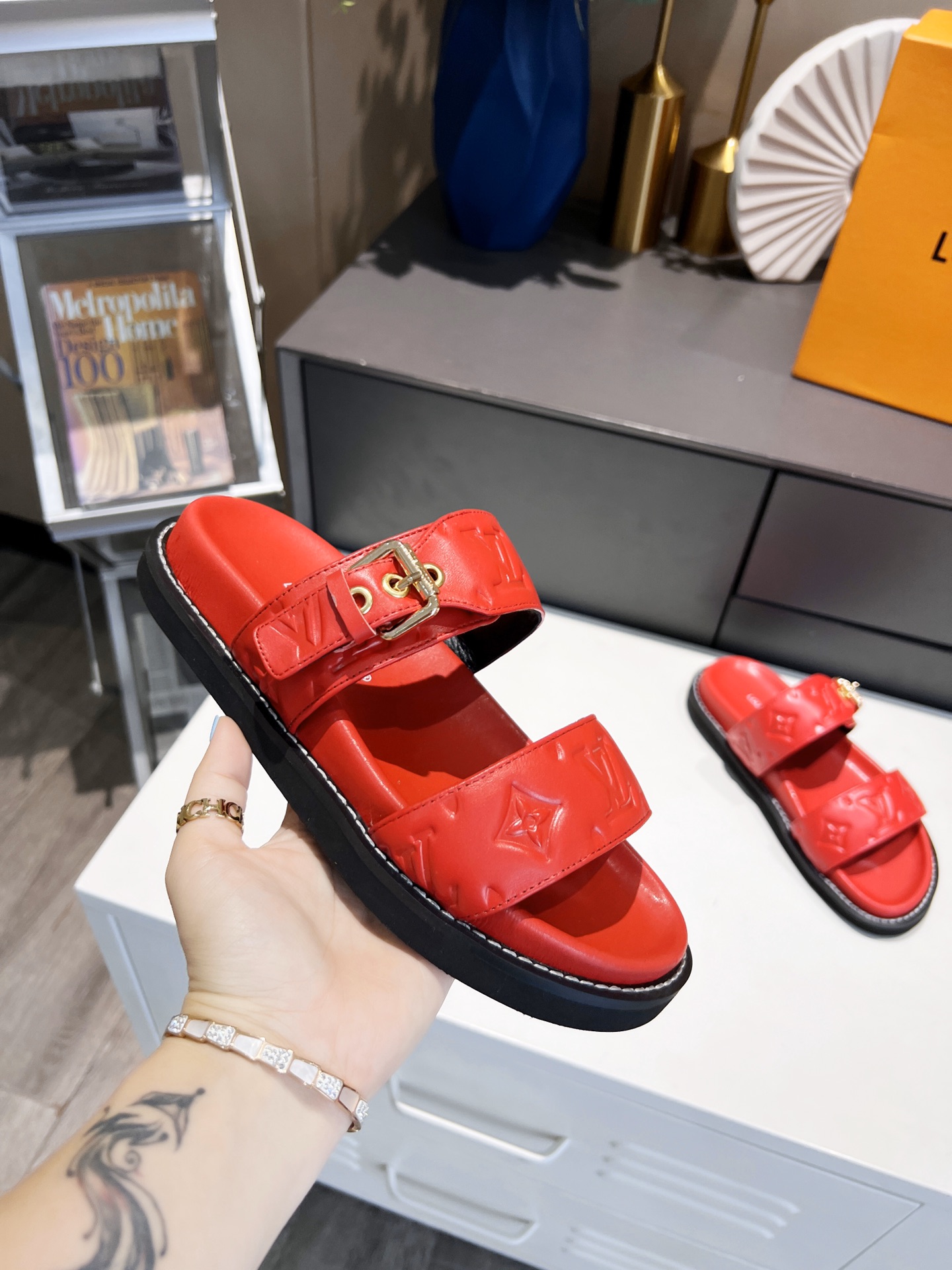 L0vis Vvtt0n Women’s Bom Dia Flat Mule Red For Women LV