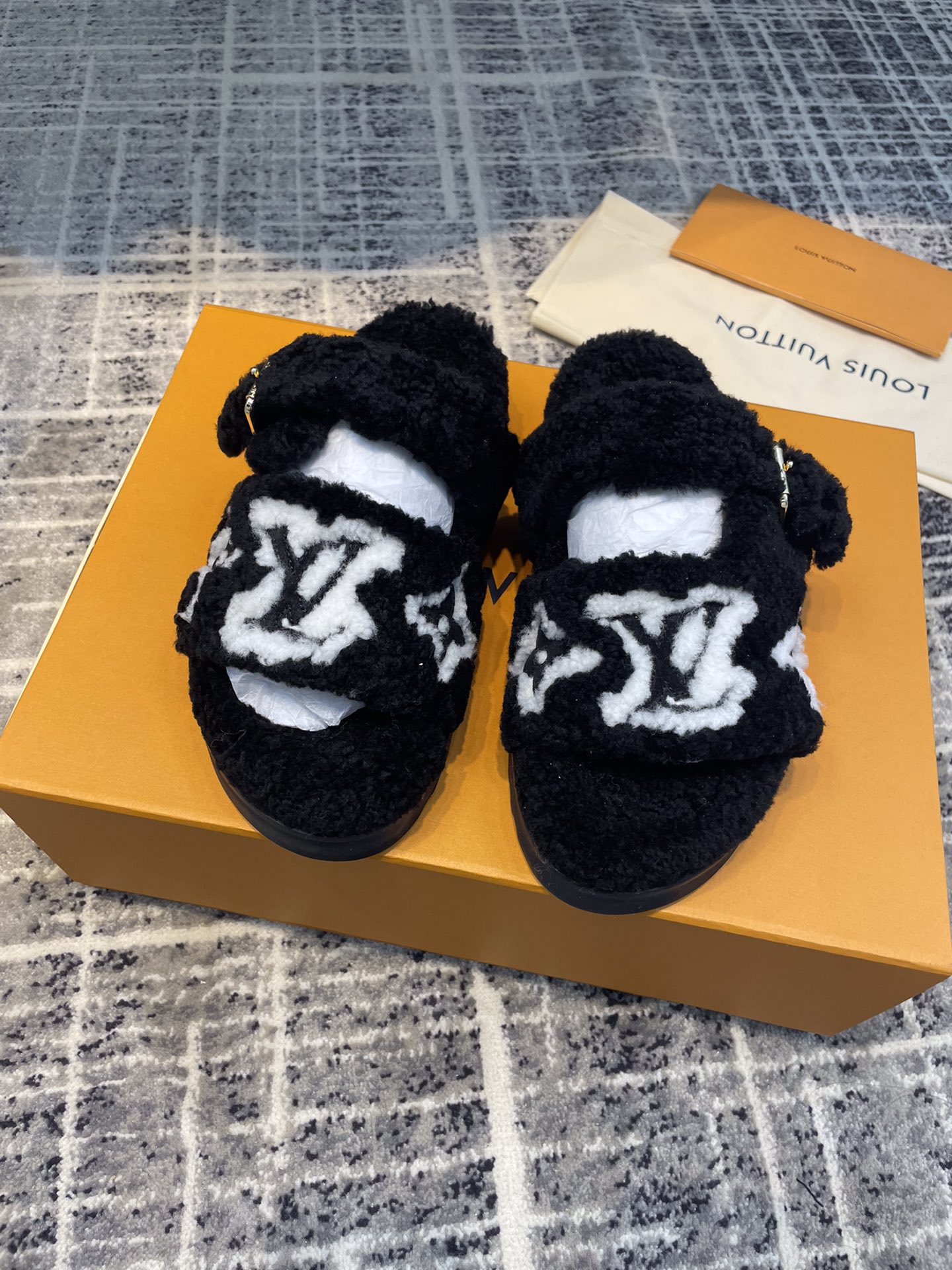 L0vis Vvtt0n Women’s Paseo Flat Comfort Mule Black For Women LV 1AACR8