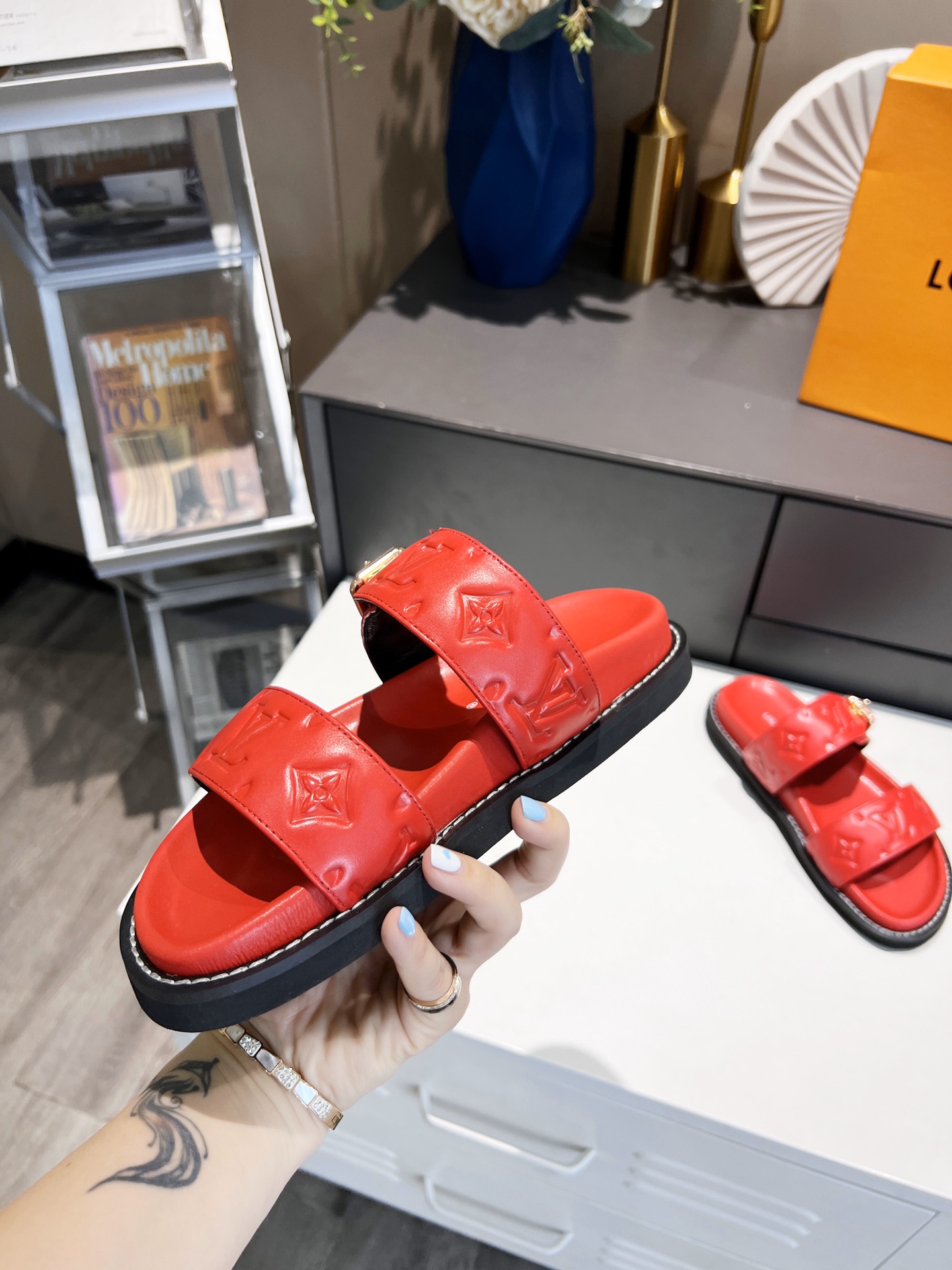 L0vis Vvtt0n Women’s Bom Dia Flat Mule Red For Women LV