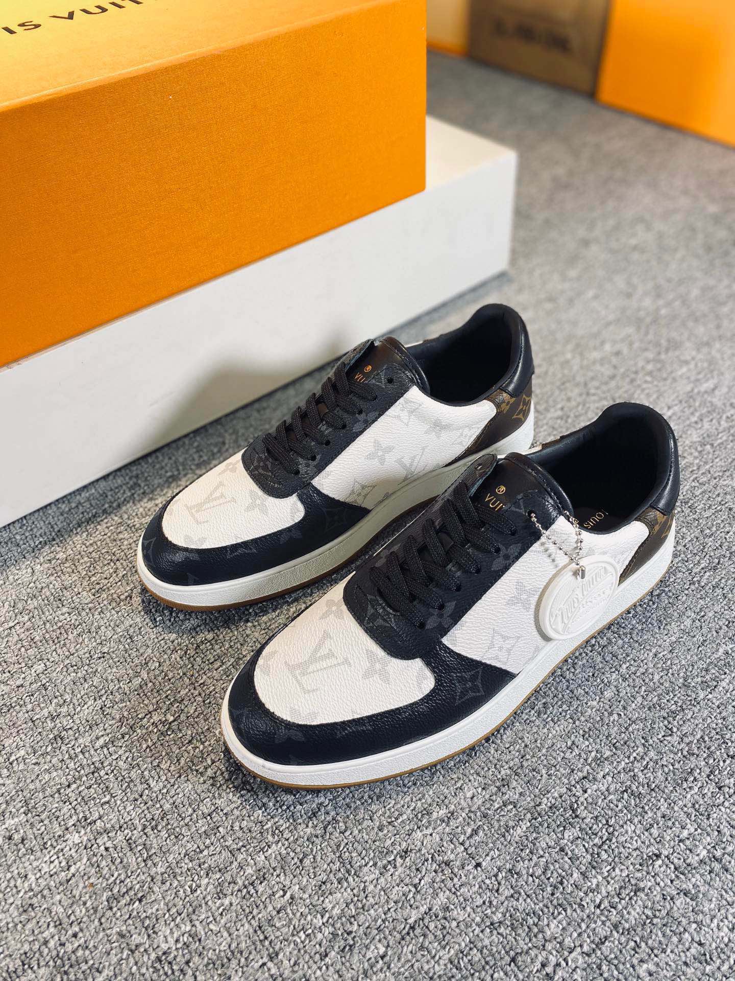 L0vis Vvtt0n Rivoli Sneaker Black And White For Men LV