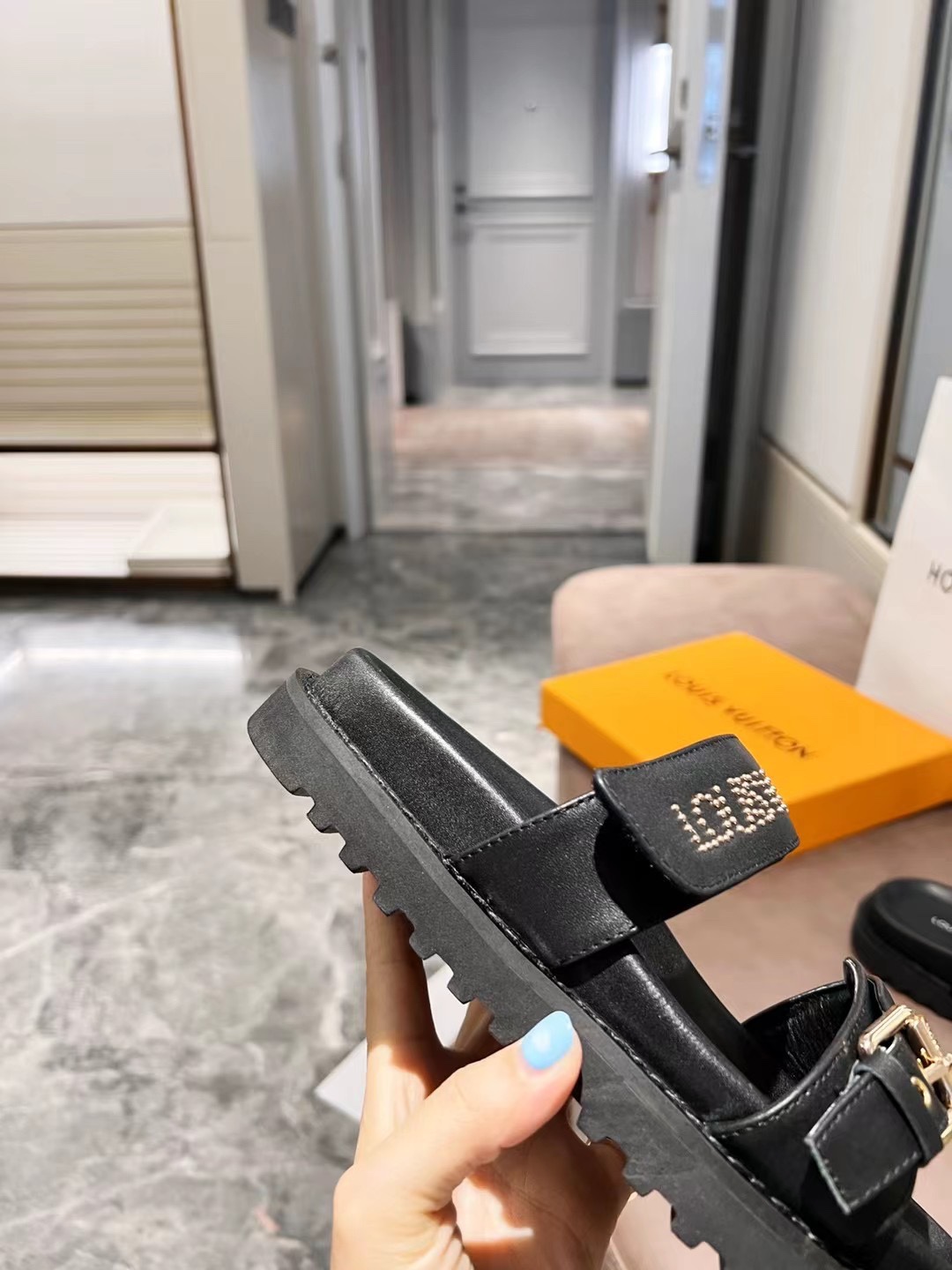 L0vis Vvtt0n Women’s Bom Dia Flat Mule Black For Women LV