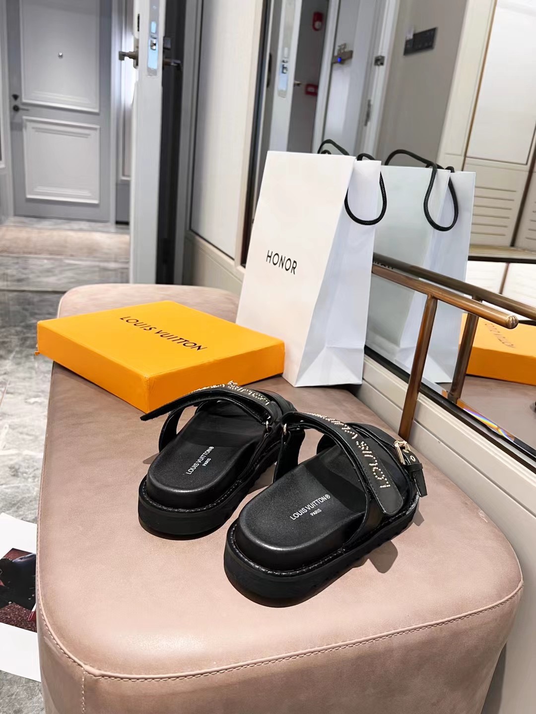 L0vis Vvtt0n Women’s Bom Dia Flat Mule Black For Women LV